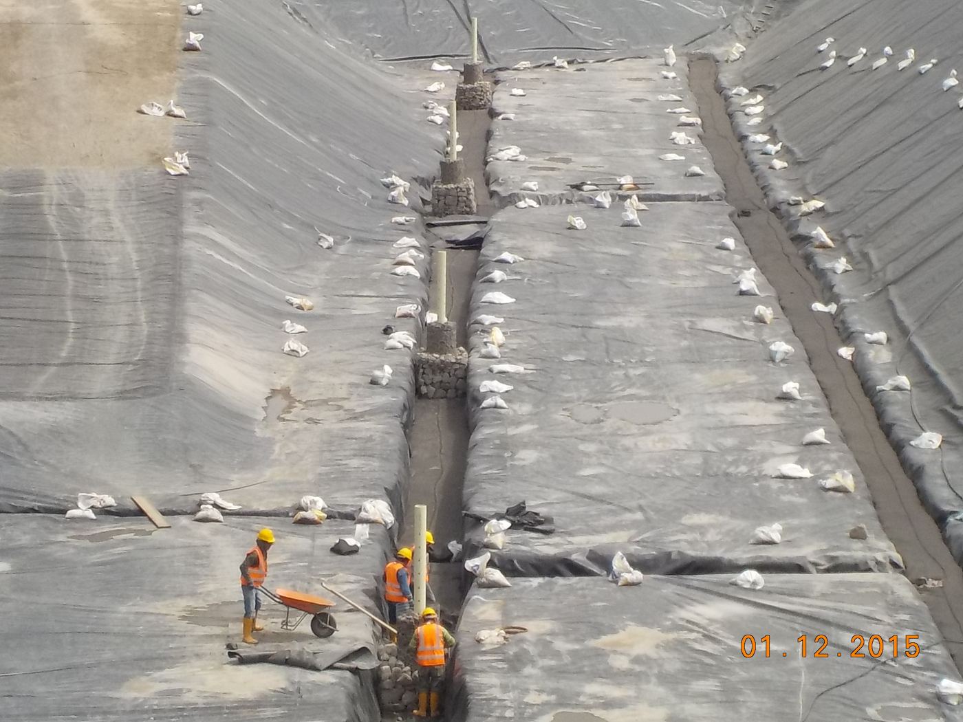 Instalación de geomembrana en celda impermeabilizada, 2015