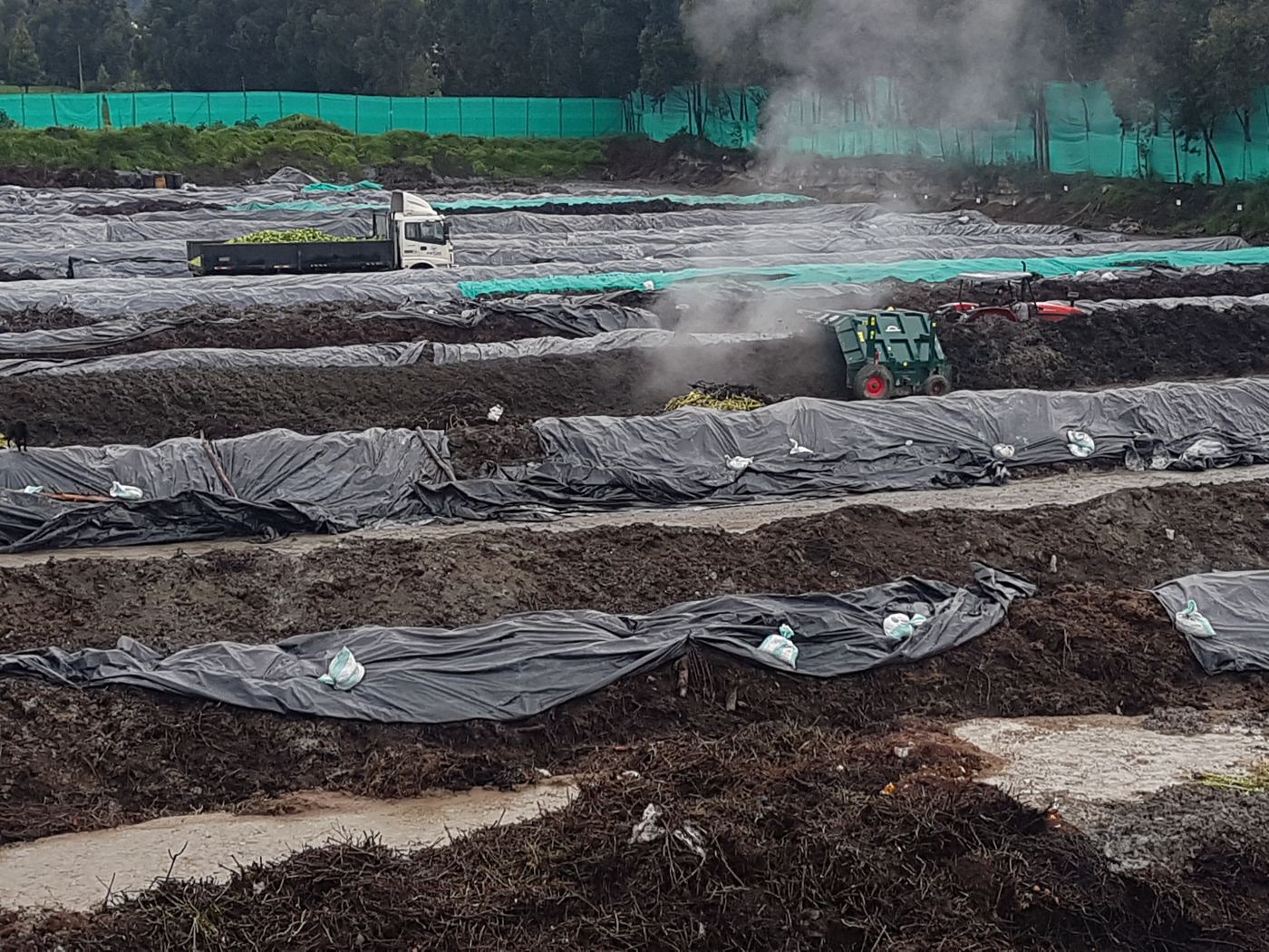 Pilas de compostaje en la planta de Latacunga, Ecuador