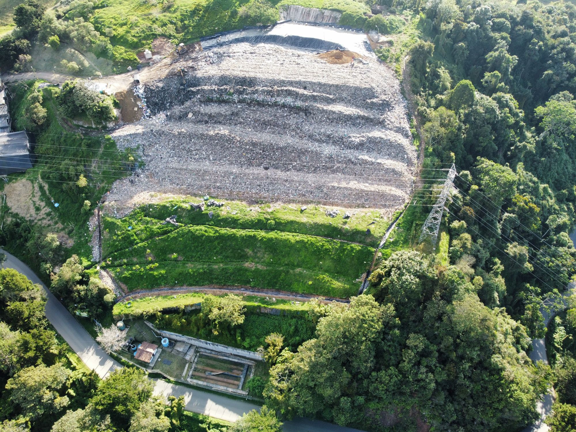 Vista aérea del relleno sanitario de La Ceja del Tambo durante las obras de ampliación de vida útil