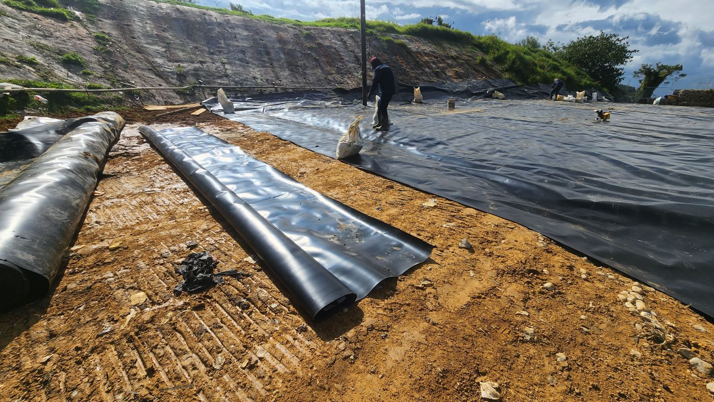 Instalación de geomembrana y drenajes