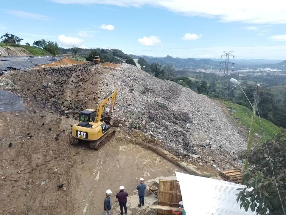 Equipo técnico en el frente de obra del relleno sanitario de La Ceja